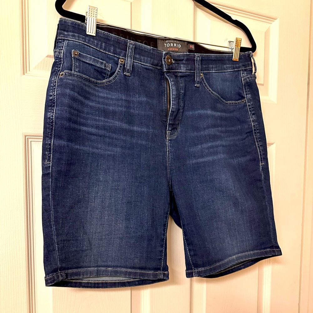 💙Torrid💙 Blue Jean Shorts with Stretchy Denim Size 14